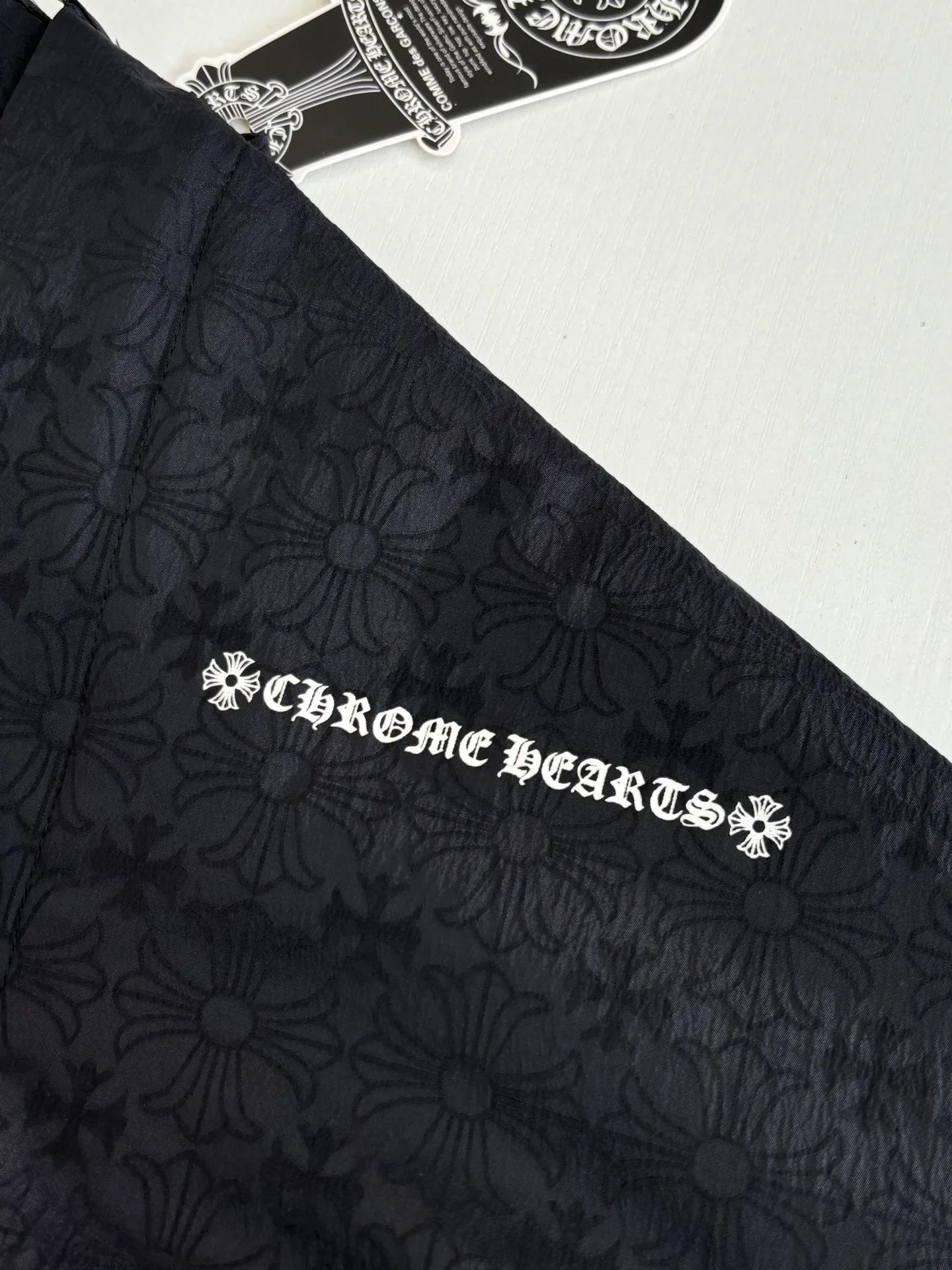 P650 Chrome Hearts*/Chrome Hearts 25Fw new all-over printed dark pattern zipper jacket Customized phantom floral silk woven fabric with excellent texture, comfortable and close to the skin, with obsidian black as the main tone, like star trails under the night, encountering the CH pattern covering the body, derived from the brand's profound cultural heritage, quietly emerging in a looming manner, dark pattern aesthetics, rebellious compatibility, low-key edge, full of recognition Interpretation of unparalleled fashion style, casual sophistication, making every touch a ceremonial experience. Process 1: Fabric jacquard technology. By weaving the full CH dark jacquard texture technology on the surface of the fabric, controlling the interweaving of warp and weft lines, precisely controlling the interweaving density and tension of the yarn to make it more three-dimensional. Process 2: Using glue printing. The printing has been modified three times with the film screen. Use glue liquid paint to print the pattern on the fabric. Bake the fabric to fix the printing pattern. Technique 3: Infrared positioning cutting machine. The precise positioning of materials is achieved through infrared emitters and infrared receivers. The accuracy can reach the micron level, thereby meeting the effect of high-precision cutting of alignment and striping. Process 4: The fabrics are washed and have a better hand feel and texture. They are not easy to deform, not easy to shrink, not easy to fade, and maintain long-term beauty. Size: S/M/L/XL
